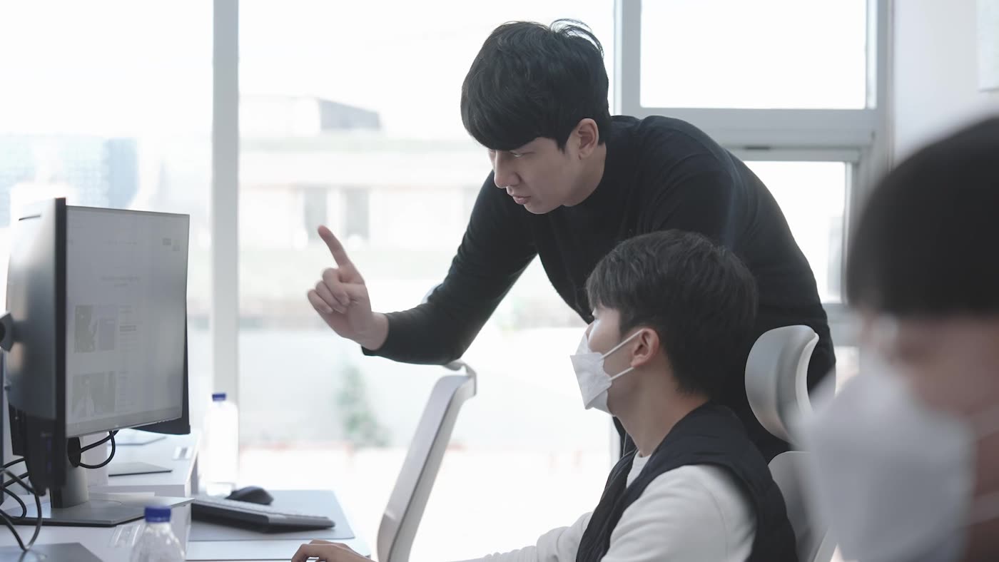 대표가 담당자와 콘텐츠를 검토하는 모습